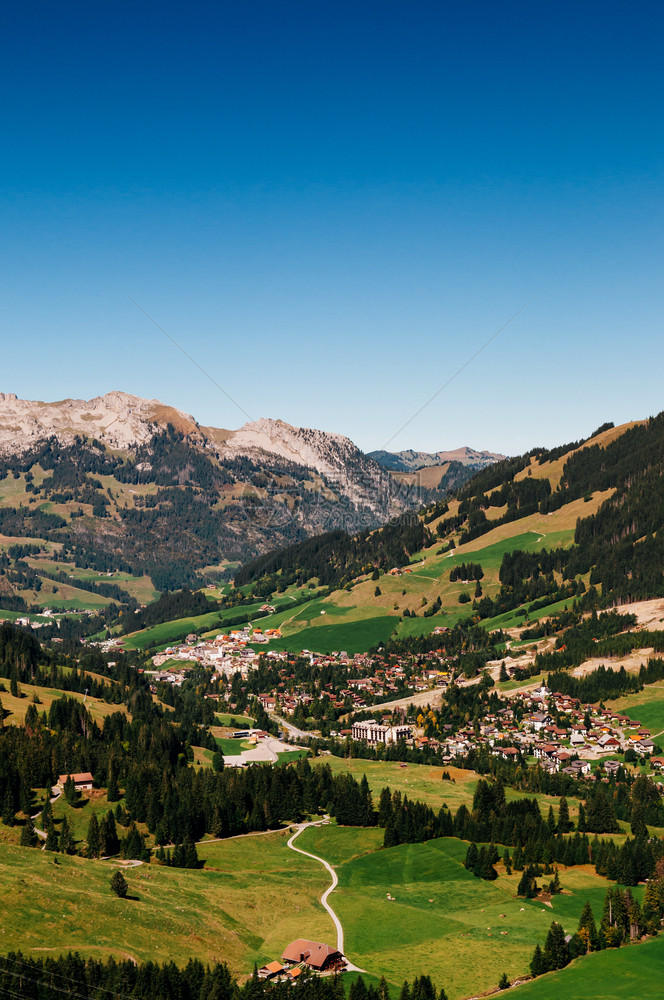 位于Brienz转角山脚下的绿色谷Sorenbg镇其背景是Schratenfluh山图片