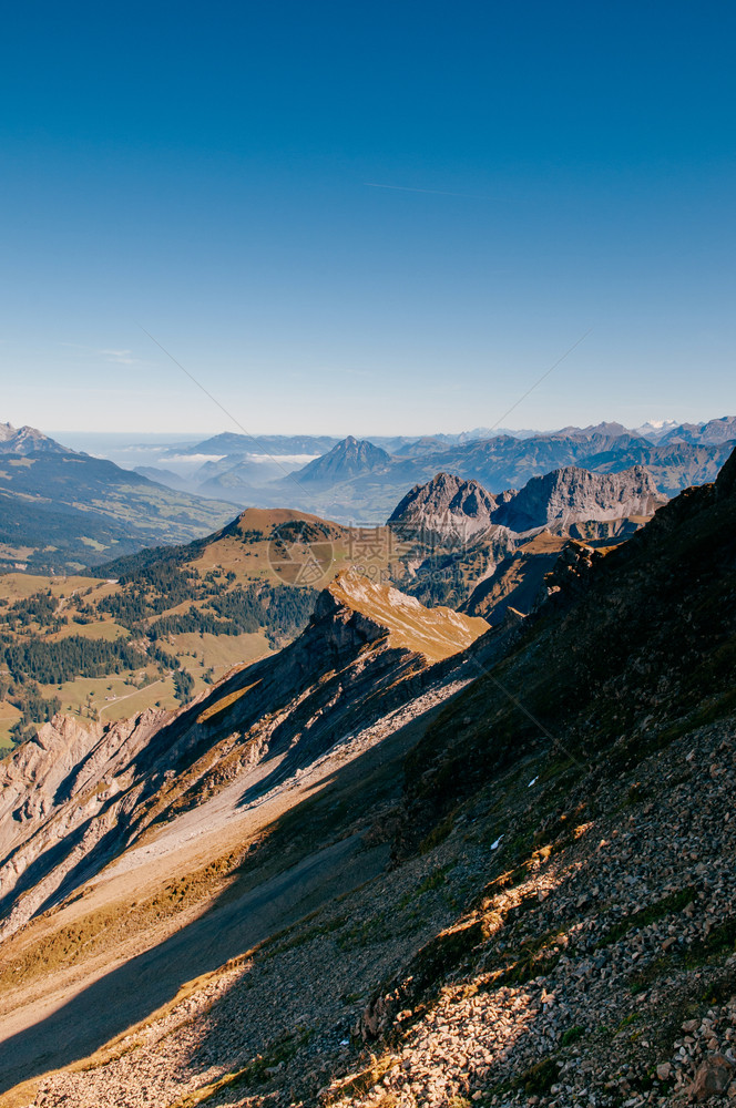 陡峭的岩石悬崖和瑞士阿尔卑斯山的布里恩泽罗索恩山在蓝天日恩特勒布赫瑞士斜坡图片