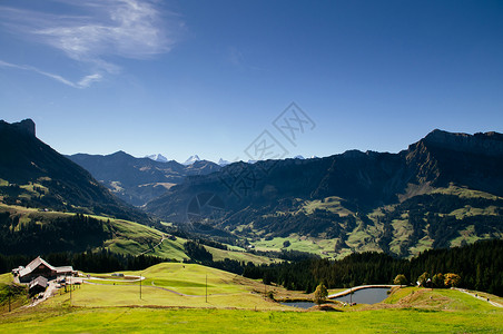 雅纳兹山谷2013年秋天在MarbchegMarbcheg的草丘和农场小屋在中部的Wishzerlandwitzerland的Itlebu背景