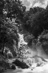 风季雨时的云普拉邦广西瀑布图片