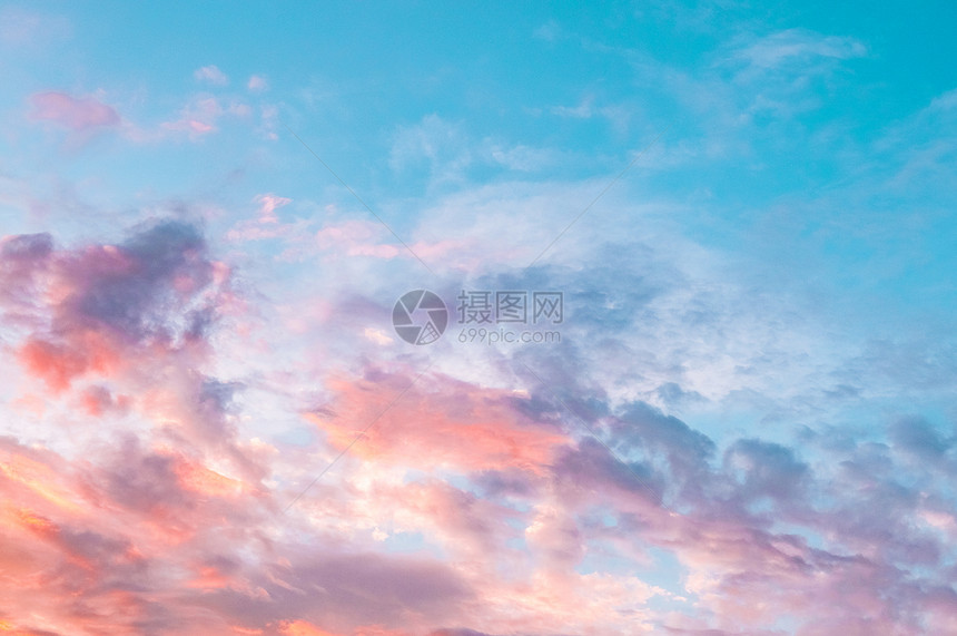 蓝天空有粉红和金色的云彩图片