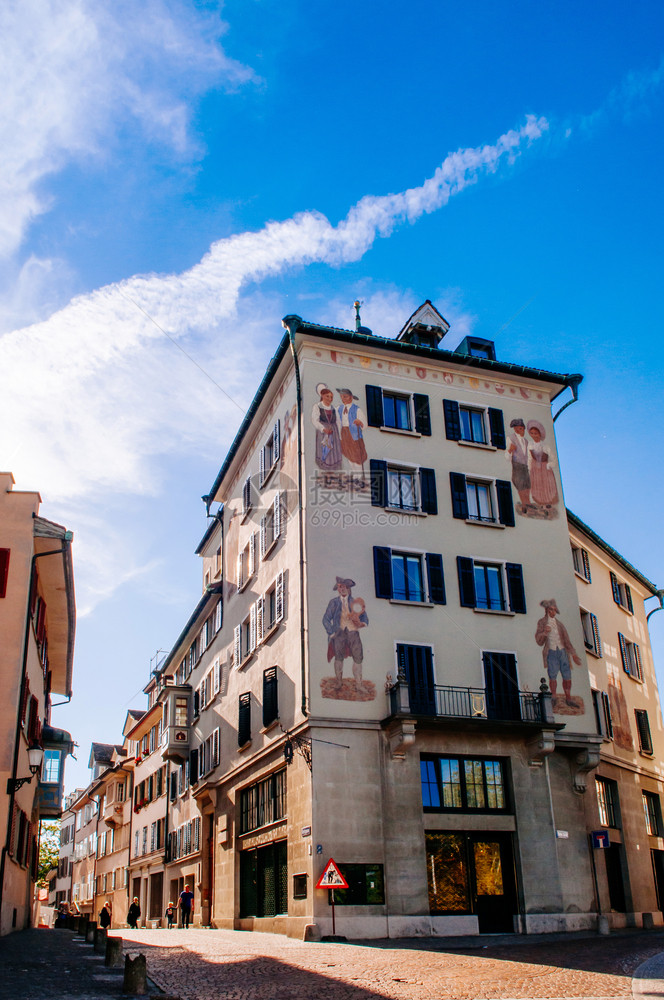 2013年9月8日苏黎世瑞士美丽的古老建筑和游客在苏黎世旧城镇阿尔茨塔特地区的小巷中行走图片