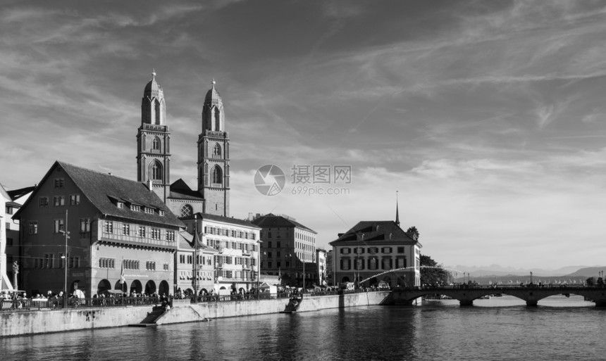 2013年9月日苏黎世瑞士美丽的古老建筑在苏黎世旧城阿尔茨施塔特地区在苏黎世河边的石灰有古老的大教堂和中世纪建筑的古老图片