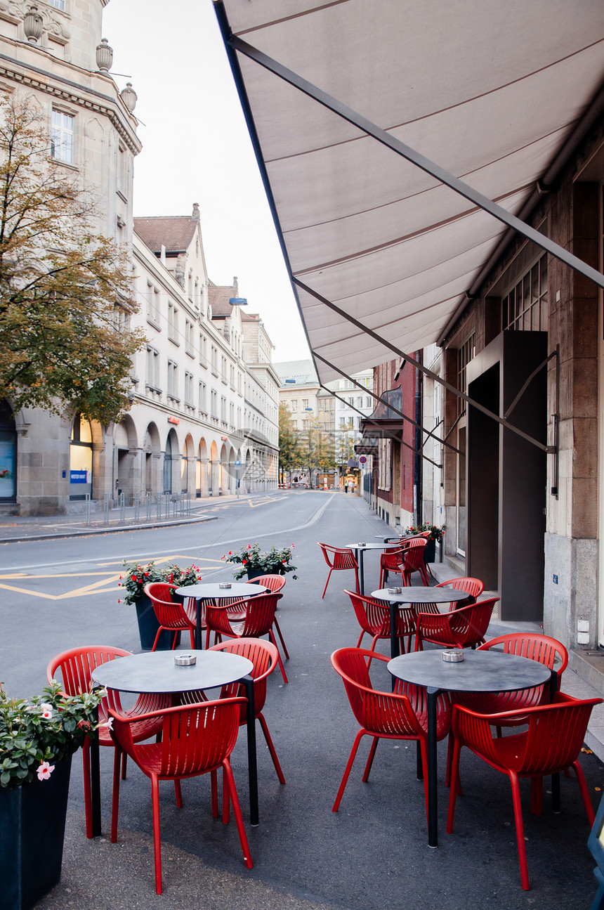 2013年9月日苏黎世瑞士美丽的街头咖啡厅现代红椅子在苏黎世旧城阿尔茨施塔特地区餐厅外图片