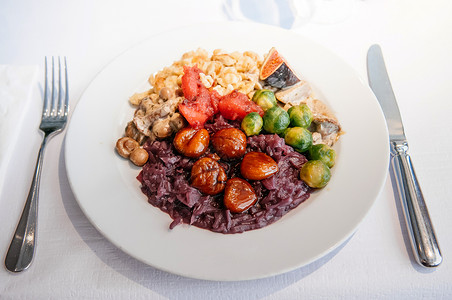 苏威人喜欢吃素食品包括鲜贝芽蘑菇烤腰果和白盘罗索蒂背景图片