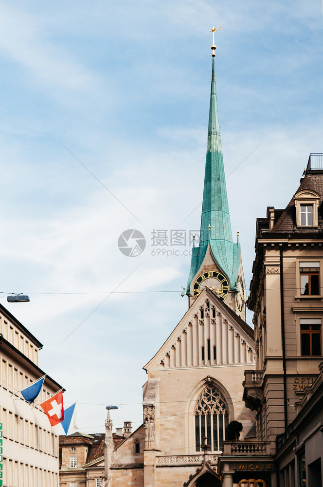 2013年9月8日苏黎世瑞士美丽的中世纪老佛劳姆斯特教堂钟塔位于苏黎世老城阿尔茨塔特图片