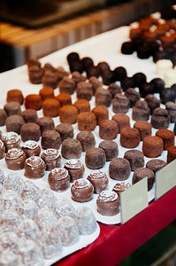 各式样的苏维埃巧克力松露糖在白色盘子里牛奶巧克力深图片
