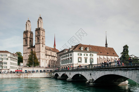 班霍夫斯特拉斯2013年9月8日苏黎世瑞士美丽的古老建筑在苏黎世旧城阿尔茨施塔特地区由古老的大教堂和的建筑在苏黎世古城阿尔茨塔特的山地河上由古背景