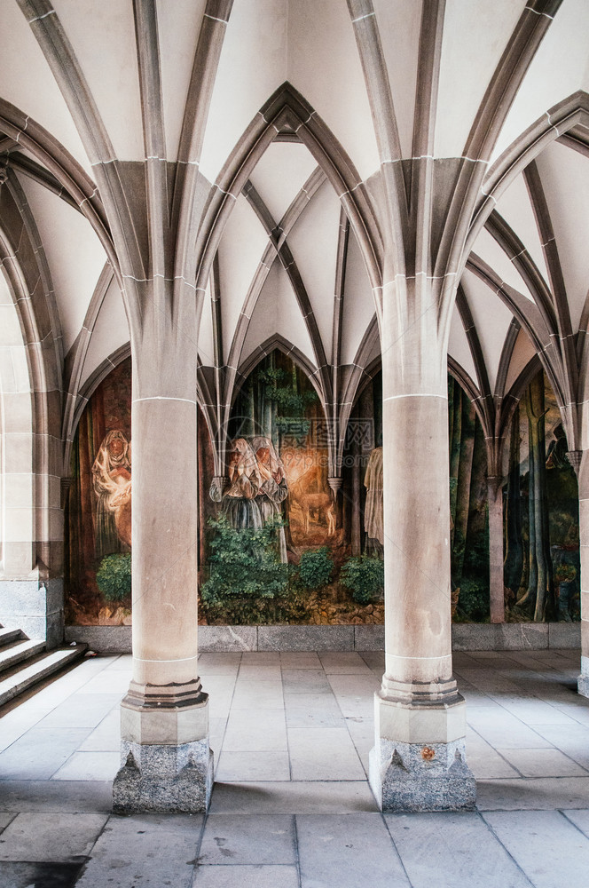 2013年9月8日苏黎世瑞士美丽的老古克里斯蒂安弗雷科大教堂在苏黎世旧城阿尔茨施塔特的fraumste教堂的壁画图片