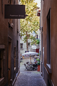 班霍夫斯特拉斯2013年9月8日苏黎世瑞士小巷子和户外咖啡厅桌在苏黎世旧城阿尔茨施塔特地区有美丽的古老建筑背景