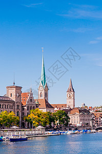 克利基塔特河2013年9月日苏黎世维埃兹兰美丽的林马特河古老的中世纪佛罗门教堂和苏黎世旧城的圣彼得法尔豪斯教堂背景