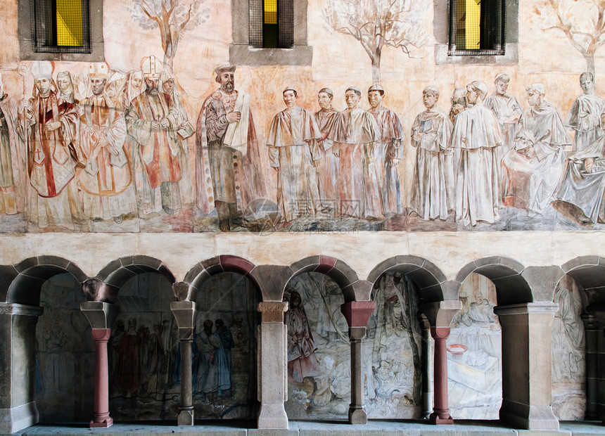 2013年9月8日苏黎世瑞士美丽的老古克里斯蒂安弗雷科大教堂在苏黎世旧城阿尔茨施塔特的fraumste教堂的壁画图片