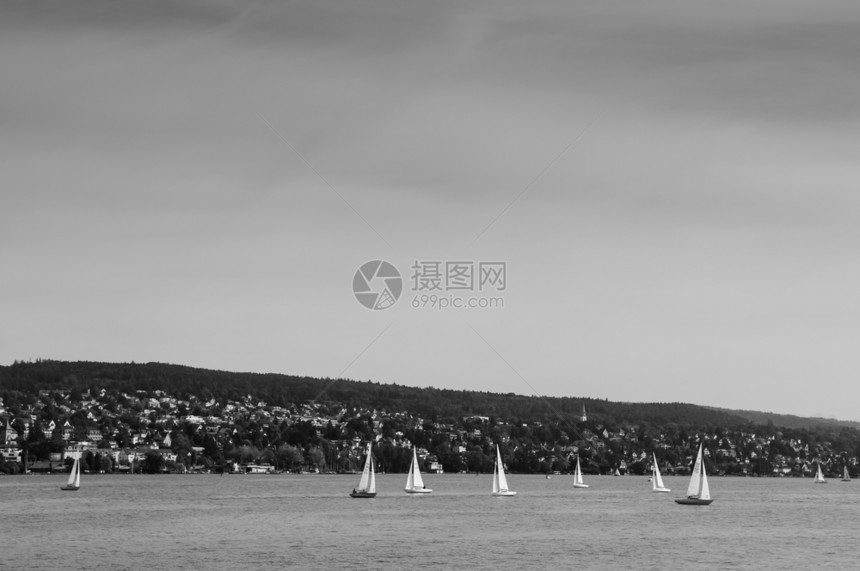 苏黎世瑞士和平的湖岸美丽白色帆船在苏黎世湖图片