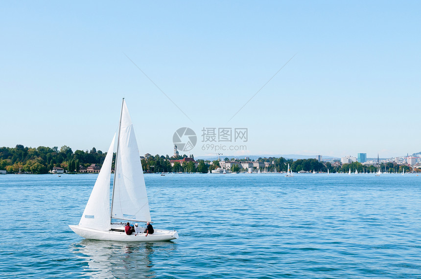 瑞士湖岸的帆船图片