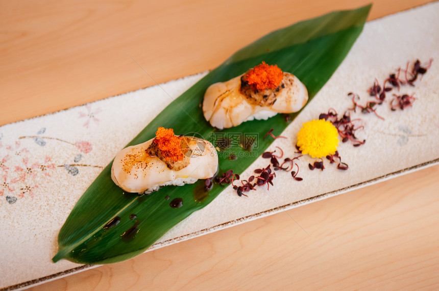 鲜美的日本菜川长寿司加上瓷板的虾罗近镜头图片