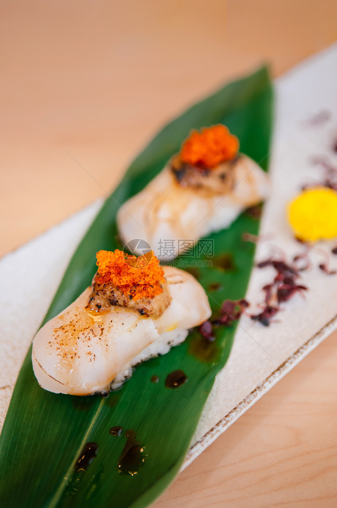 鲜美的日本菜川长寿司加上瓷板的虾罗近镜头图片