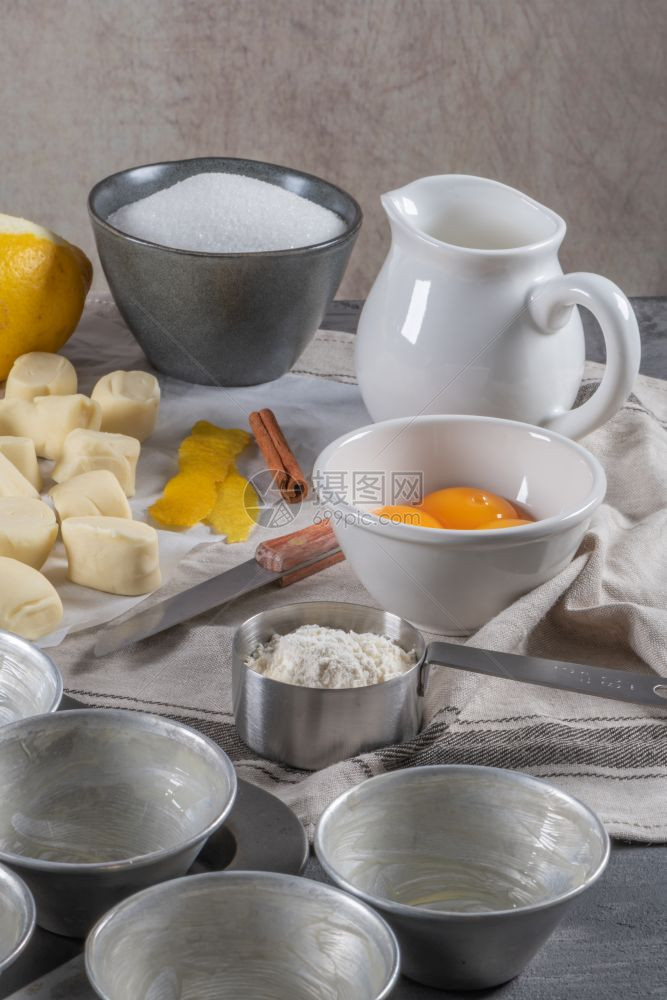 面粉牛奶水蛋糖柠檬肉桂糕点和蛋锅图片