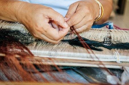 传统东北方风格的泰传统织图女人用手编织塔泰丝绸图片