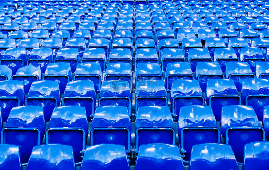 许多明亮蓝色体育场空座位图片