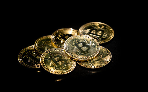 金比特币暗背景的加密货币背景图片