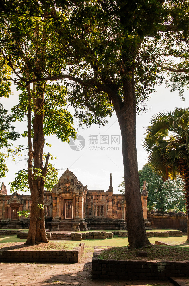 2014年5月3日214年9月3日在泰国被毁坏的沙石寺庙被摧毁的普拉萨特穆朗坦城堡一千年的古代赫默建筑被从前花园的很大树丛中射穿图片
