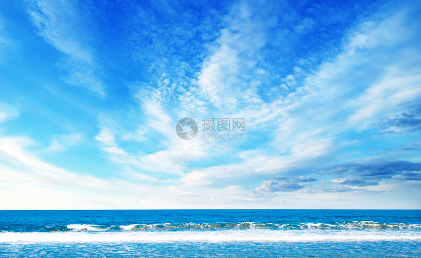 美丽的天空和蓝海图片