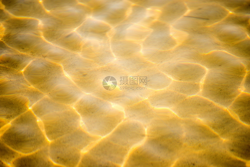 海水中含太阳反射的海水图片