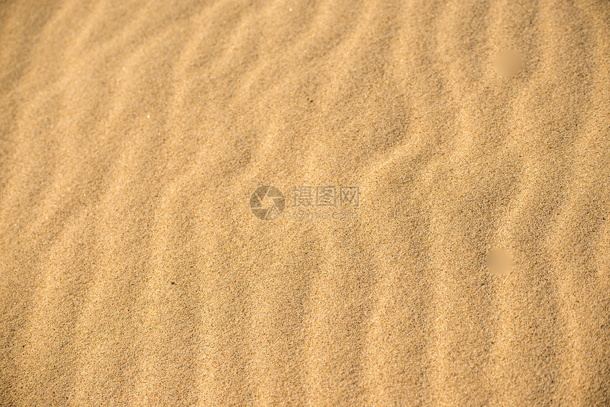 沙滩上的线状图案图片