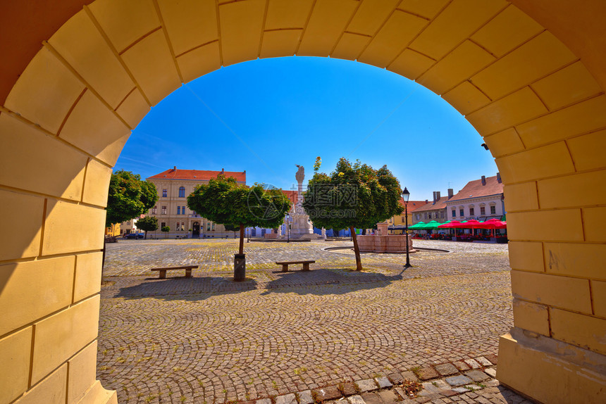 Tvrdja历史城镇osijekcroati的斯拉沃尼哈地区在tvrdja历史城镇osijek的圣三一广场图片