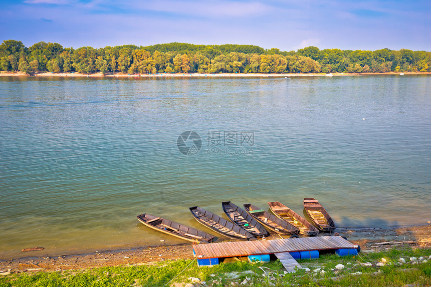 在Vuvkoar风景的河边海岸croatiserb边界图片