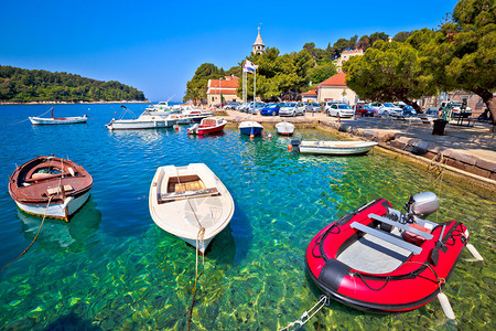 空谈南达尔马提亚croati的Cv镇的绿海滨和多彩船只背景