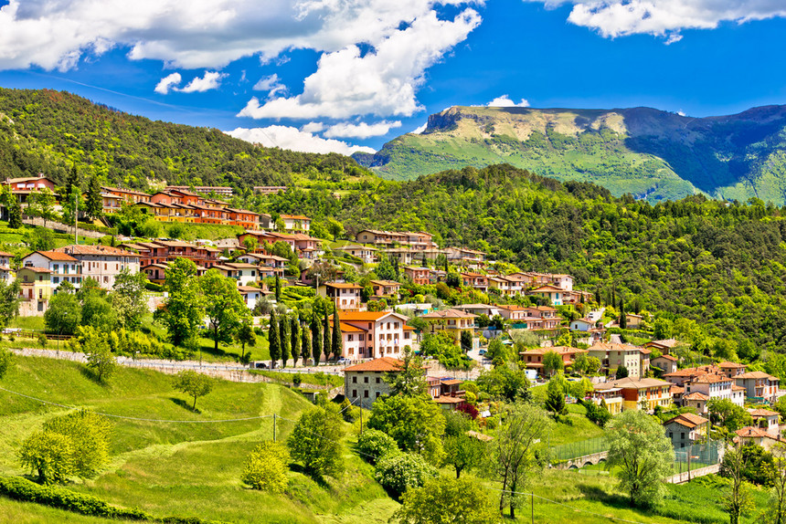 山村的Vesio视图意大利的Lombardy区域图片