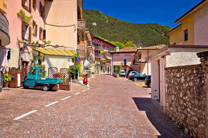在意大利高原地区Lagodiar上方的Vesio村图片