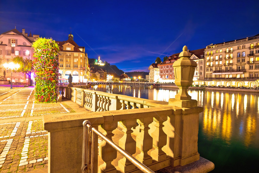 河流滨海夜景历史悠久的瑞士地标图片