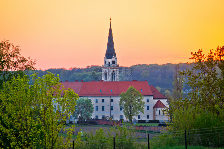 Krizevc日落风景中的希腊天主教堂croati的frgoje地区图片