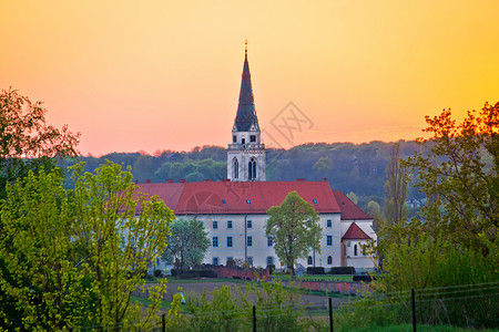 普里戈耶Krizevc日落风景中的希腊天主教堂croati的frgoje地区背景