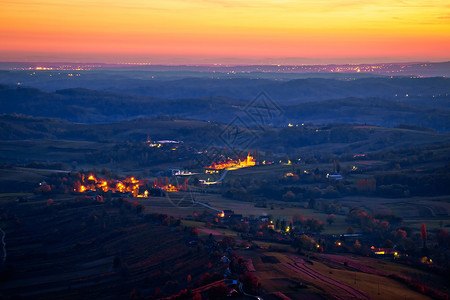 德洛科维奇Calnik山下croati的frgoje地区的村庄和风景之夜背景