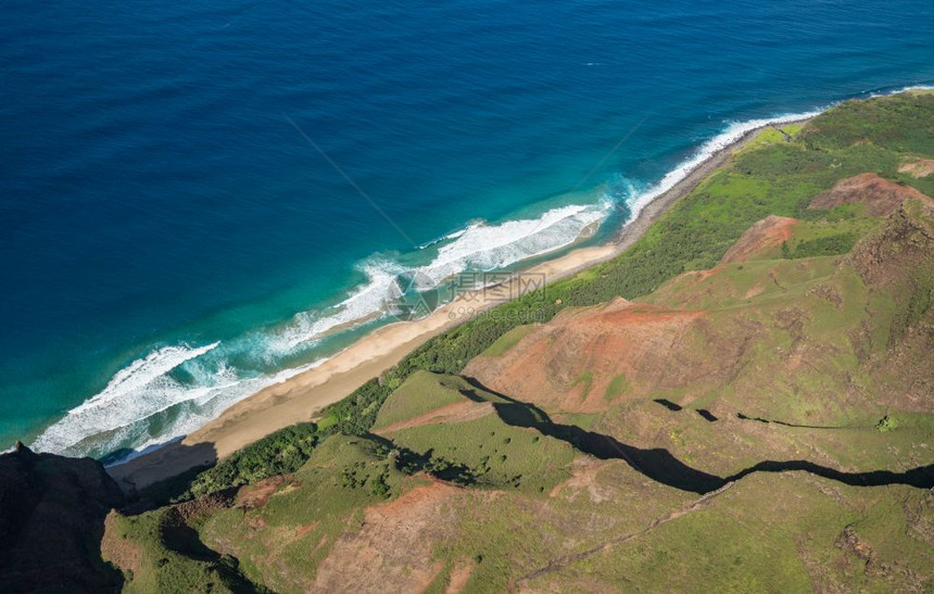 直升飞机外面的大山海滩图片