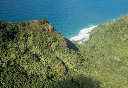 直升飞机外面的大山海滩高清图片