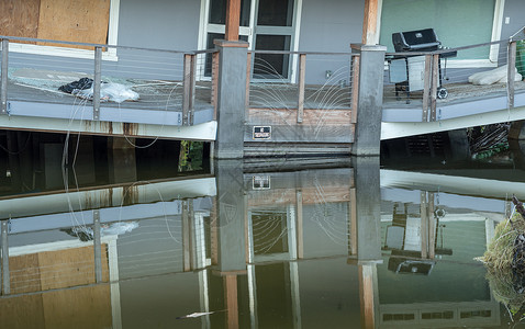 两座海滩房屋在阿普里尔暴雨后沉入汇水洞图片