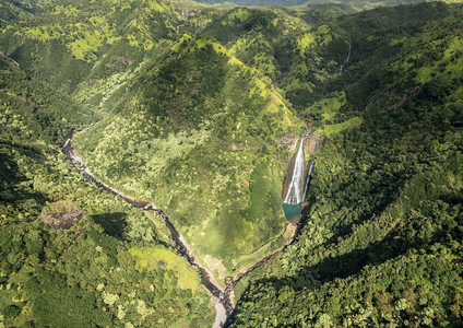 直升机巡视的Kaui花园岛高清图片