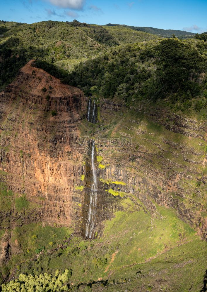 直升机飞过峡谷风景图片