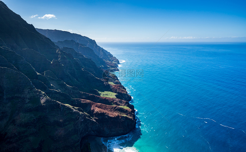 直升飞机前的海岸线和Khawin岛图片