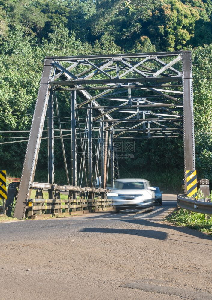 从Kaui的Prntvle到Kaui的Hnlei的公路上著名钢环桥图片