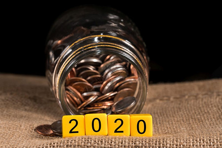 将20年的骰子分散在新年庆祝活动桌上20年新节日历加上现金储蓄图片