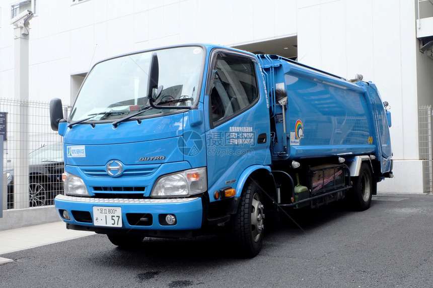 在日本街头的蓝色垃圾收集车图片