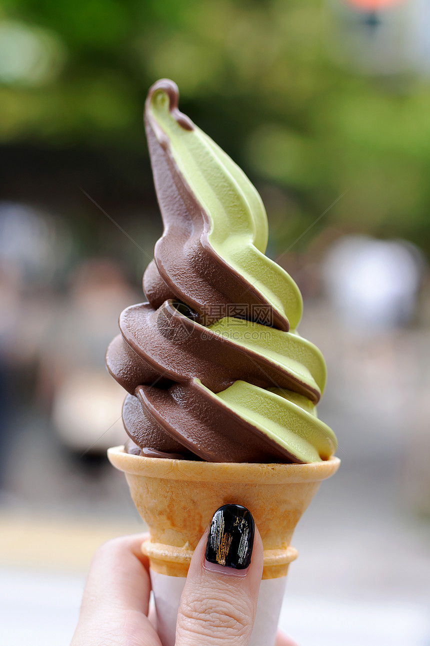 享受日本的绿茶冰淇淋甜圈一个女孩拿着两吨冰淇淋甜筒图片
