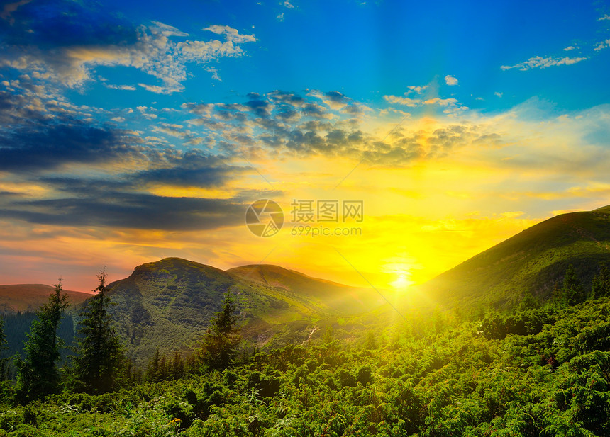 美丽的山地景观和日出山地高原喀尔巴阡山脉乌黑图片