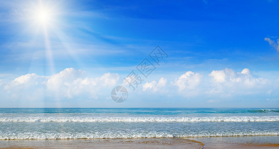 美丽的海景和太阳蓝天空背景宽阔的照片图片