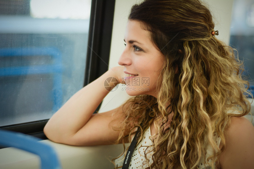 坐在窗户旁边的火车旅游年轻美女享受旅行概念图片